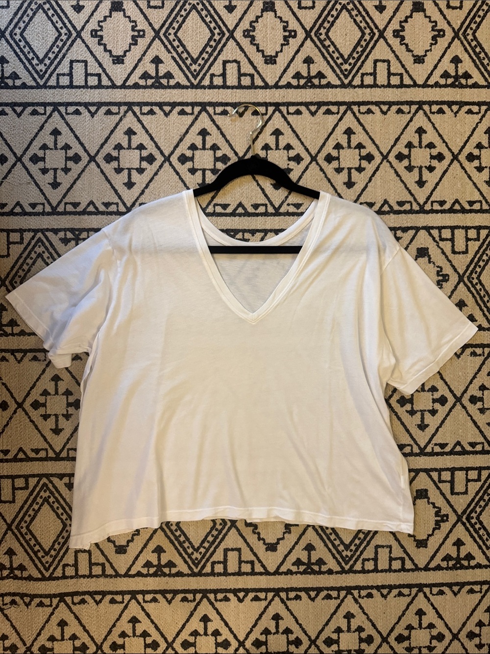 VETTA White V-Neck Short Sleeve Tee